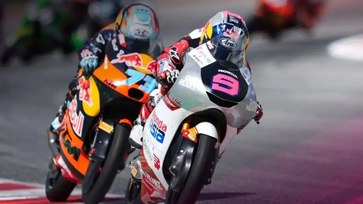 Veda Ega Pratama memimpin klasemen Rookie of The Year Moto3 2026 setelah Brian Uriarte didiskualifikasi dari Moto3 Catalunya akibat pelanggaran regulasi teknis. (Honda Team Asia)
