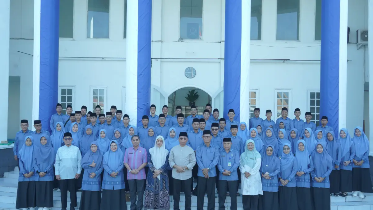 Wali Kota Bima HA Rahman melepas rombongan kafilah yang akan tampil pada MTQ ke-31 tingkat provinsi NTB di halaman kantor wali kota setempat, Jumat (5/6).