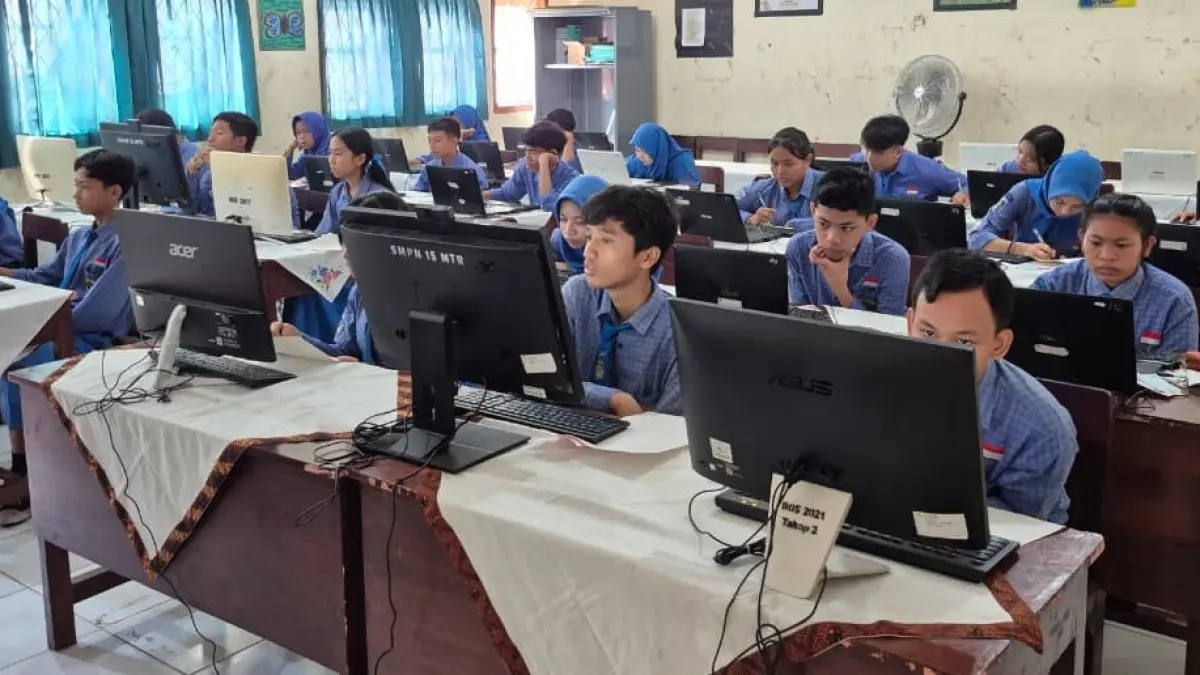 KERJAKAN SOAL: Siswa SMP Kota Mataram melaksanakan TKA pada April lalu.