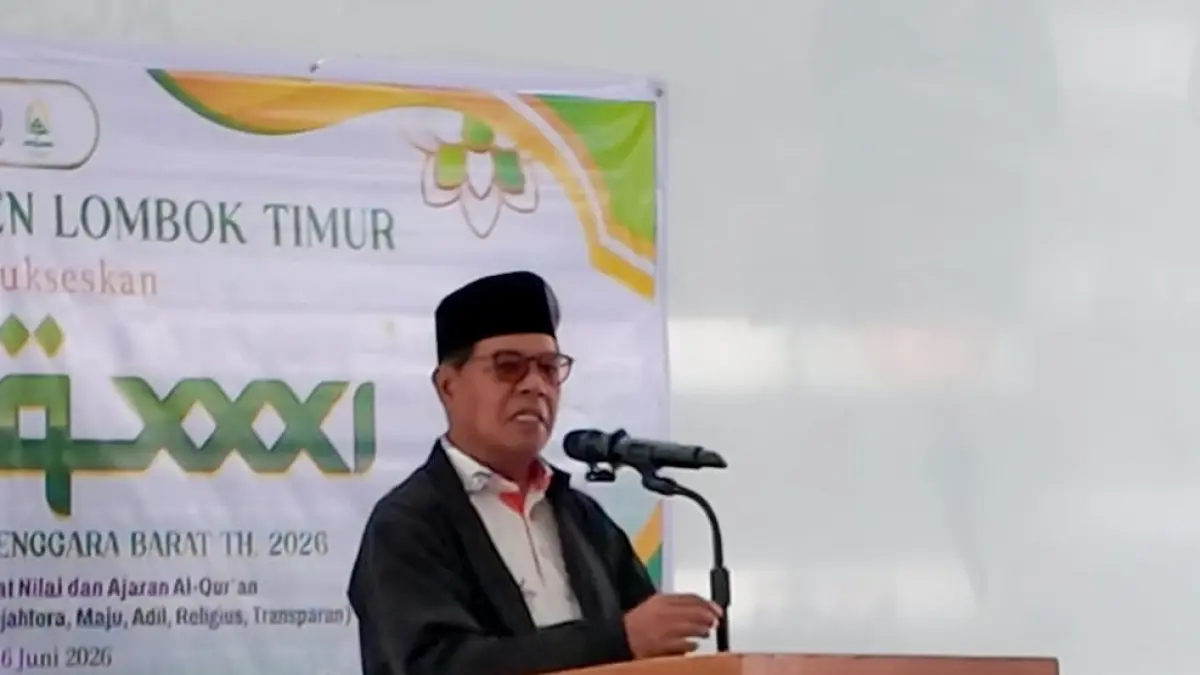 LEPAS: Bupati Lotim Haerul Warisin saat melepas kafilah MTQ Tingkat Provinsi NTB
