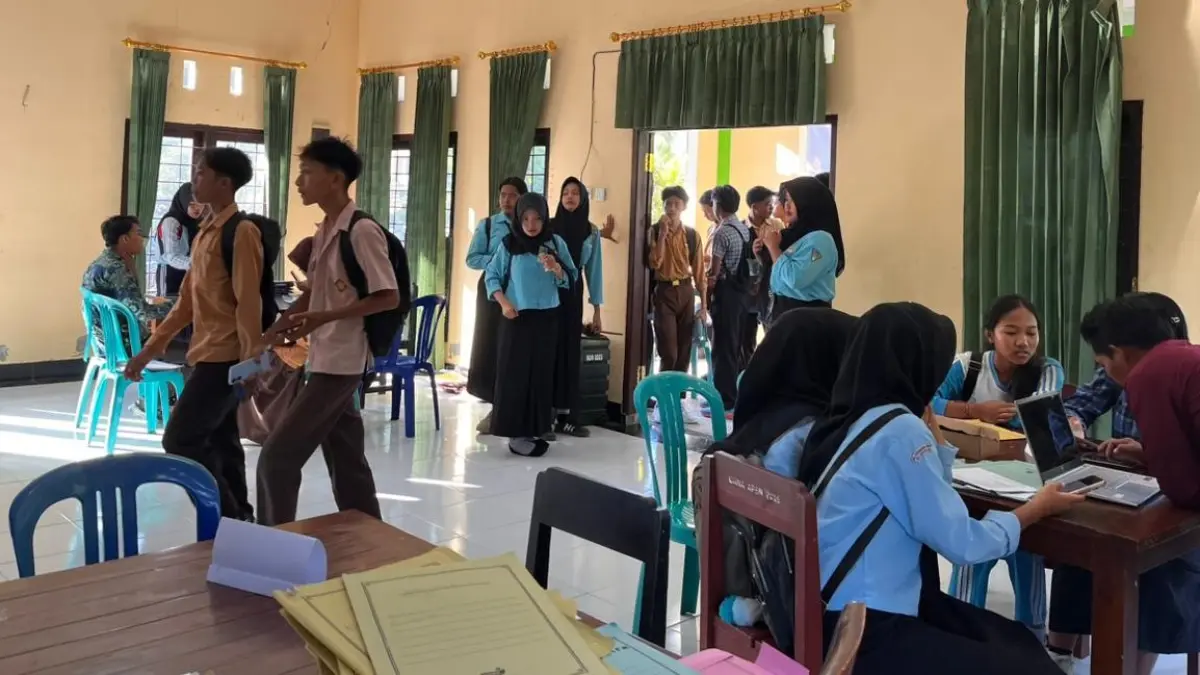 MENDAFTAR: Sejumlah calon siswa mendaftar pada SPMB jalur afirmasi dan mutasi di SMKN 1 Lingsar, Jumat (5/6).

