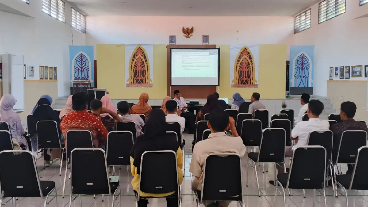 SOSIALISASI: Plh Kepala Disdik Kota Mataram H Lalu Martawang (depan) bersama kepala SD dan SMP se-Kota Mataram melaksanakan sosialisasi SPMB 2026 di Aula Disdik Kota Mataram, Jumat (5/6).