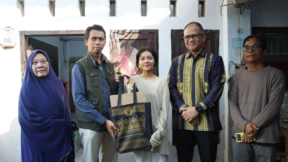 BERKUNJUNG: Direktur Jenderal Pendidikan Tinggi Kemdiktisaintek Prof Khairul Munadi (dua dari kanan) dan Rektor Unram Prof Sukardi (dua dari kiri) berkunjung ke kediaman Deswita Aulia Putri di Ampenan, Minggu (7/6). Deswita yang lolos SNBP tidak ada biaya melanjutkan karena keterbatasan ekonomi menjadi perhatian pemerintah dan Unram untuk tetap mengenyam pendidikan tinggi.


