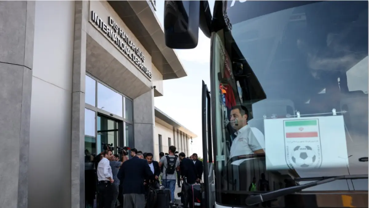 TAK DAPAT VISA: Pemain dan ofisial tim nasional sepak bola Iran turun dari bus saat tiba di Bandara Antalya, Turki untuk berangkat ke Meksiko menjelang turnamen Piala Dunia 2026, Sabtu (6/6). Iran mengecam Amerika Serikat karena menolak menerbitkan visa untuk beberapa staf pendukung skuad Piala Dunia Timnas Iran. (ONER SAN / AFP)