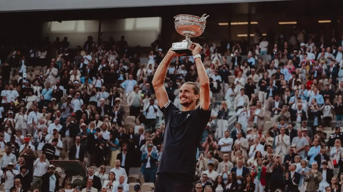Alexander Zverev juara Roland Garros 2026 dan menjadi petenis Jerman pertama peraih gelar Grand Slam sejak Boris Becker 1996. (Instagram Roland Garros)