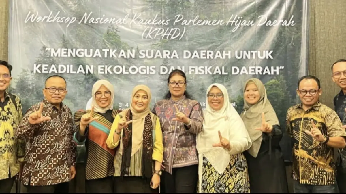 Anggota DPRD NTB Akhdiansyah (dua dari kanan) bersama anggota DPRD daerah lainnya yang tergabung dalam Kaukus Parlemen Hijau Daerah (KPHD) mendeklarasikan Akademi Parlemen Hijau Daerah, Kamis (4/6).
