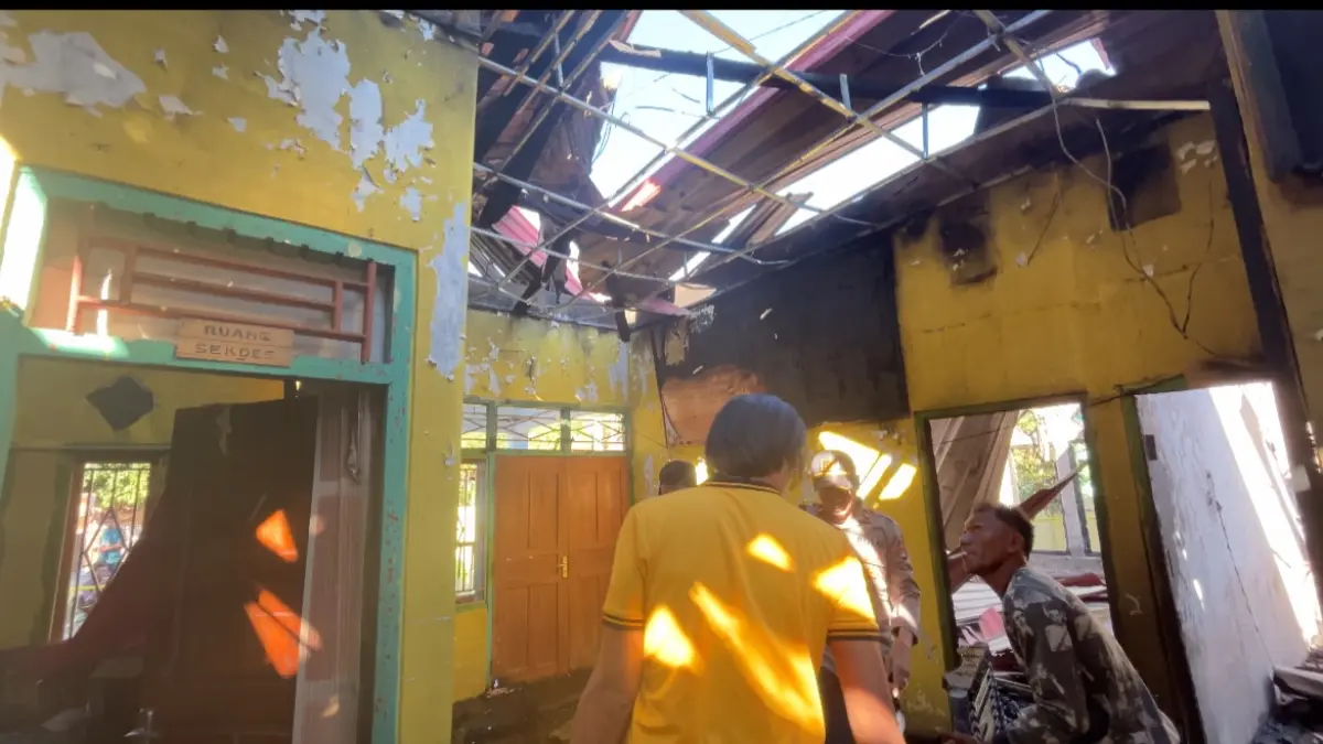 Anggota Polsek Soromandi turun melakukan olah TKP di kantor Desa Sampungu, Sabtu (6/6).