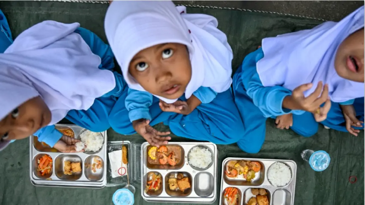 BAKAL SERING MAKAN TELUR DAN AYAM: Murid taman kanak-kanak menyantap menu MBG di Banda Aceh, Kamis (23/4) lalu. Pemerintah menahan anjloknya harga telur dan daging ayam dengan menggandeng dapur MBG. (CHAIDEER MAHYUDDIN / AFP)