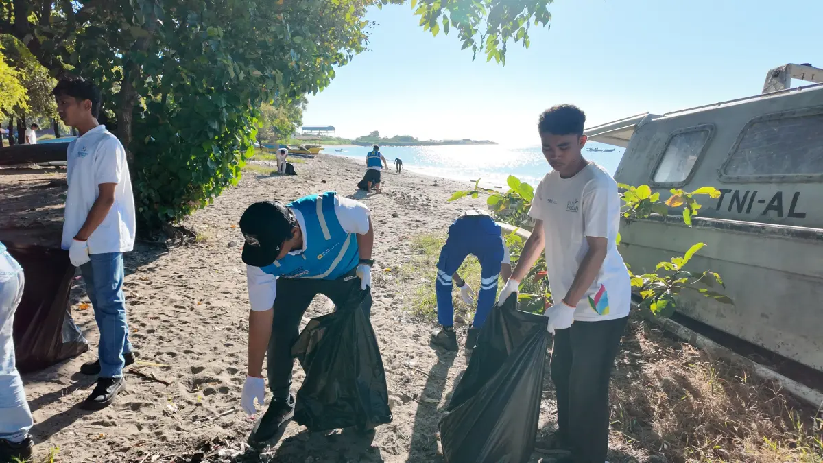 BERSIHKAN: Manager dan karyawan-karyawati PLN Nusantara Power UP Sambelia melakukan bersih-bersih Pantai Kondo, dalam rangka memperingati hari lingkungan sedunia.