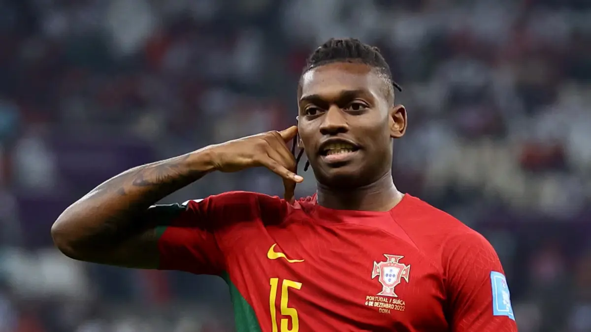 Bintang AC Milan Rafael Leao blak-blakan sebut Premier League sebagai impiannya. Manchester United dan Arsenal kini siaga satu.