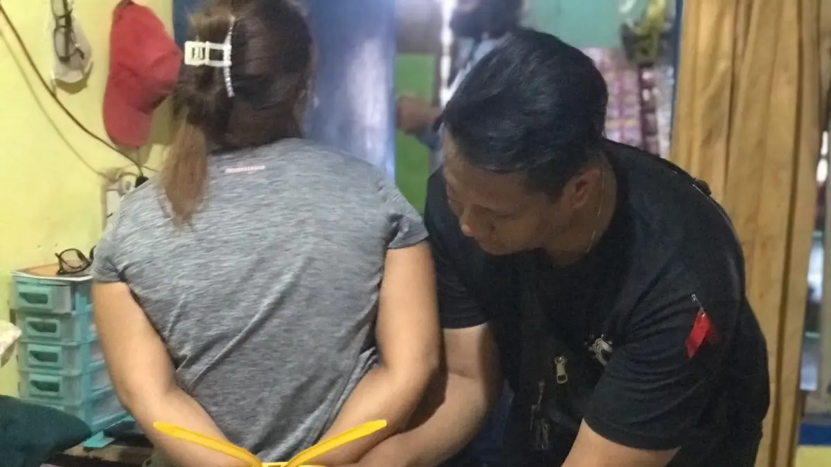BORGOL: Polisi memborgol seorang IRT yang diduga terlibat peredaran gelap narkoba di wilayah Kecamatan Ampenan, Kota Mataram, Sabtu (6/6). (HARLI/LOMBOK POST)