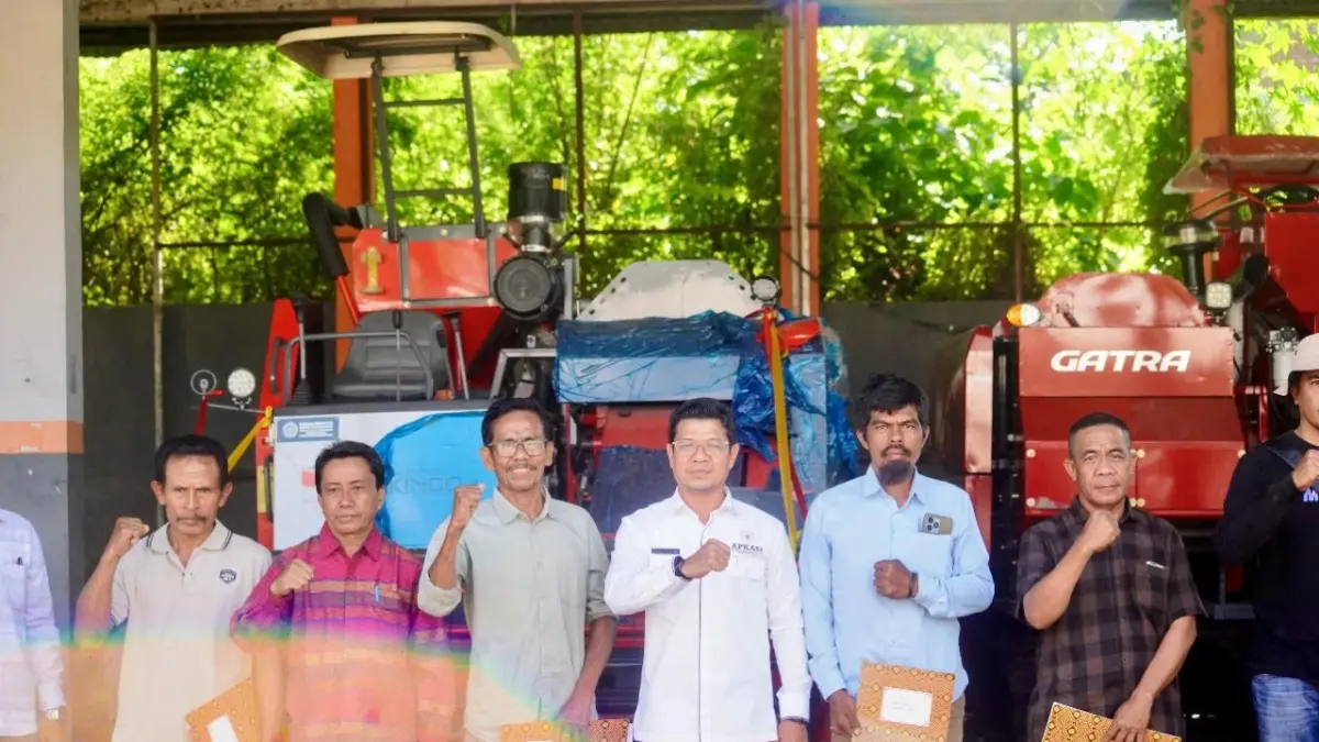 Bupati Dompu Bambang Firdaus menyerahkan bantuan alsintan bantuan Kementan kepada para penerima manfaat, Sabtu (6/6).