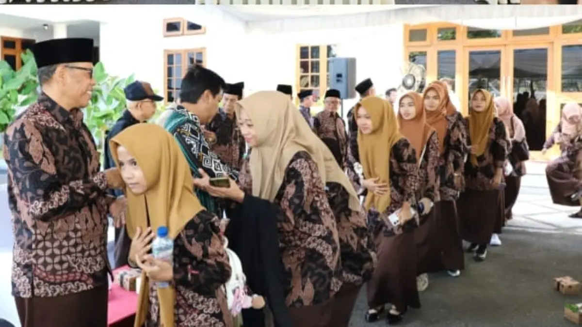 Bupati KSB Amar Nurmansyah (dua kiri) melepas peserta MTQ NTB, Minggu (7/6).