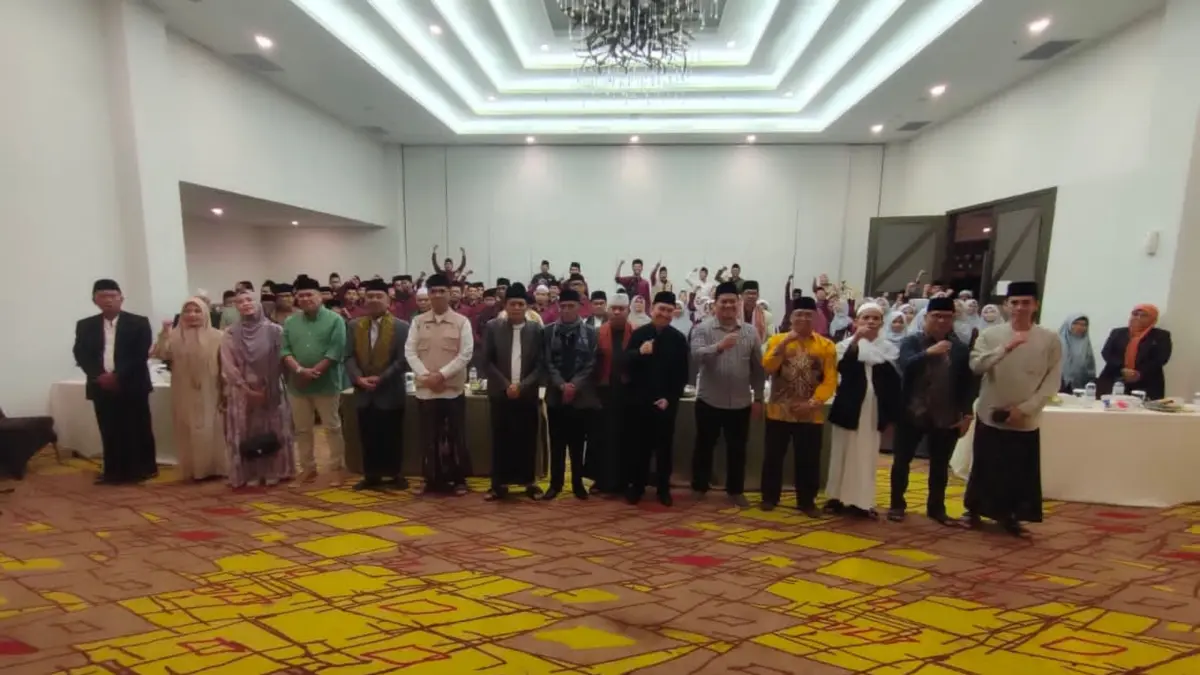 Bupati Loteng Lalu Pathul Bahri berfoto bersama puluhan peserta kafilah MTQ NTB XXXI 2026 di Swiss-Belcourt Lombok, Tanak Awu, Pujut, Loteng, Sabtu (6/6) lalu. (Dewi/Lombok Post) 