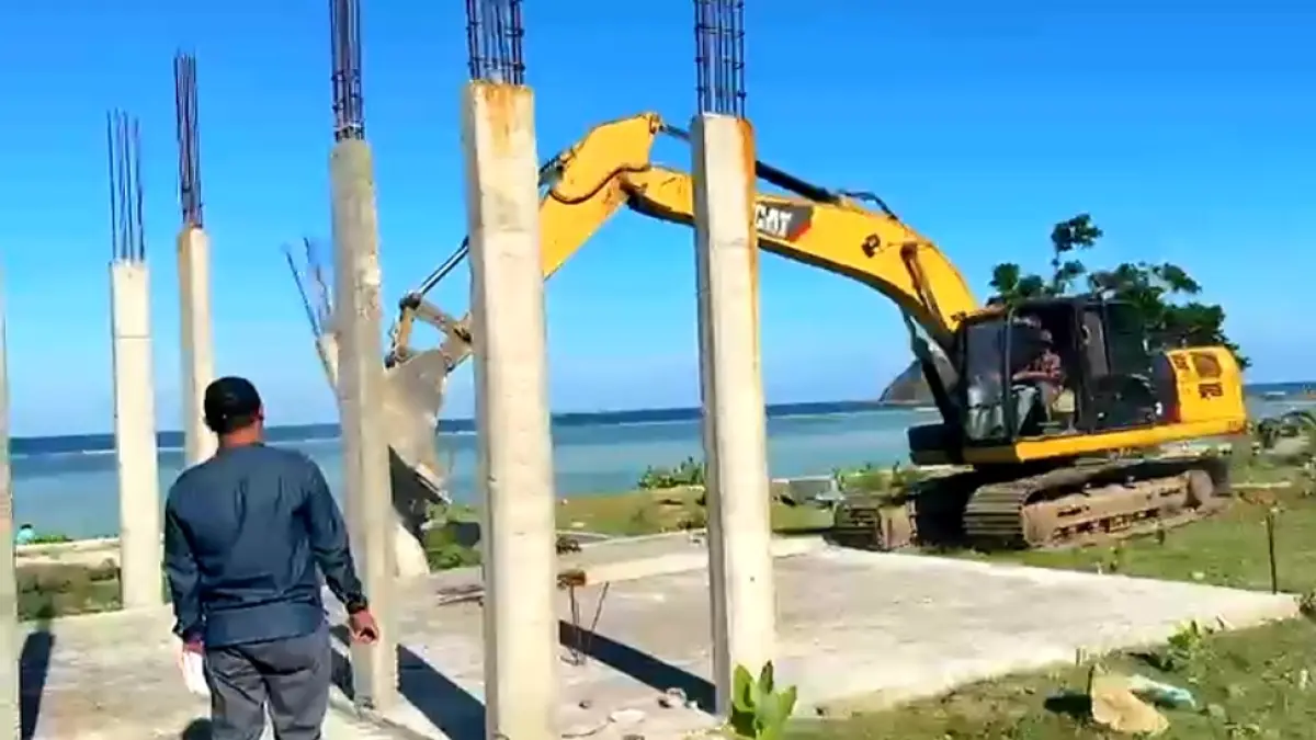 DIROBOHKAN: Bangunan yang melanggar tara ruang karena berada di kawasan sempadan pantai Desa Persiapa Pengantap, Sekotong dirobohkan oleh pihak Dinas PUPRPKP Lobar belum lama ini.