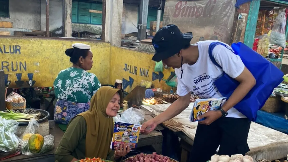 EDUKASI PEDAGANG: Tim Bank Indonesia NTB melakukan edukasi Cinta, Bangga, Paham (CBP) Rupiah di salah satu pasar tradisional, pekan lalu. (BANK INDONESIA FOR LOMBOK POST)