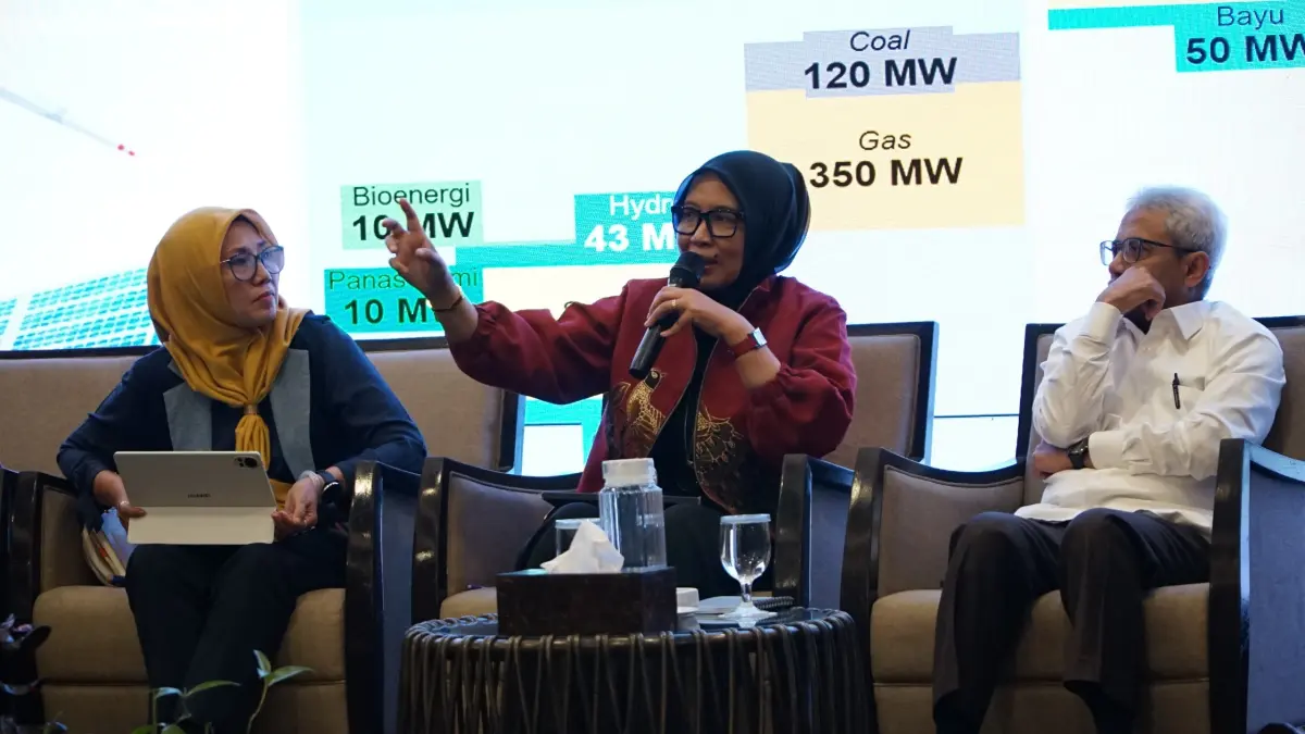 General Manager PLN UIW NTB Sri Heny Purwanti saat berbicara dalam rapat awal menuju emisi nol bersih Nusa Tenggara Barat 2050 di Mataram, Kamis (4/6).