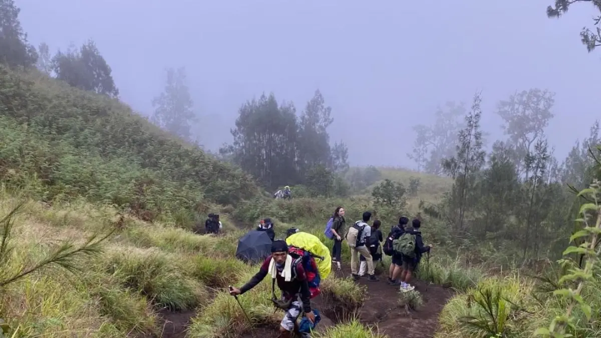 HARUS PERSIAPAN: Sejumlah pendaki saat berada di jalur Pendakian Pelawangan Sembalun menuju Pelawangan Rinjani. (Toni/Lombok Post)