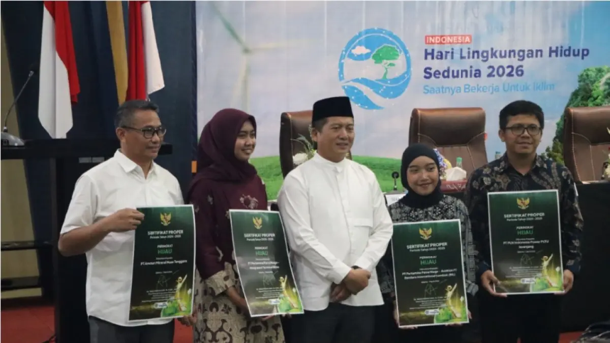 HLH: Gubernur NTB Lalu Muhamad Iqbal saat menyerahkan penghargaan PROPER kepada sejumlah perusahaan saat peringatan Hari Lingkungan Hidup Nasional Tahun 2026, Sabtu (6/6). (DISKOMINFOTIK NTB/LOMBOK POST)