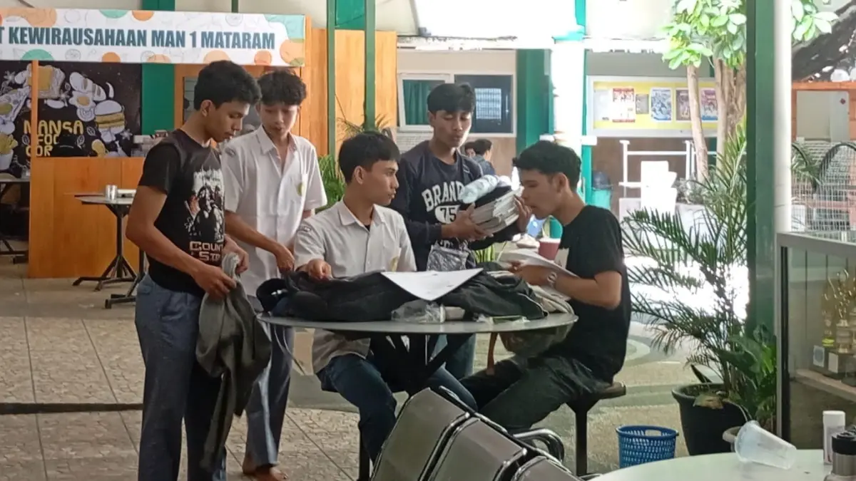 JAM ISTIRAHAT: Sejumlah siswa MAN 1 Mataram berkumpul di hlamanan madrasah pada jam istirahat, belum lama ini.