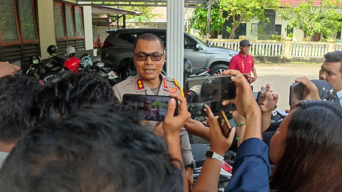 Kabid Humas Polda NTB Kombes Pol. Mohammad Kholid memberikan keterangan pada wartawan.