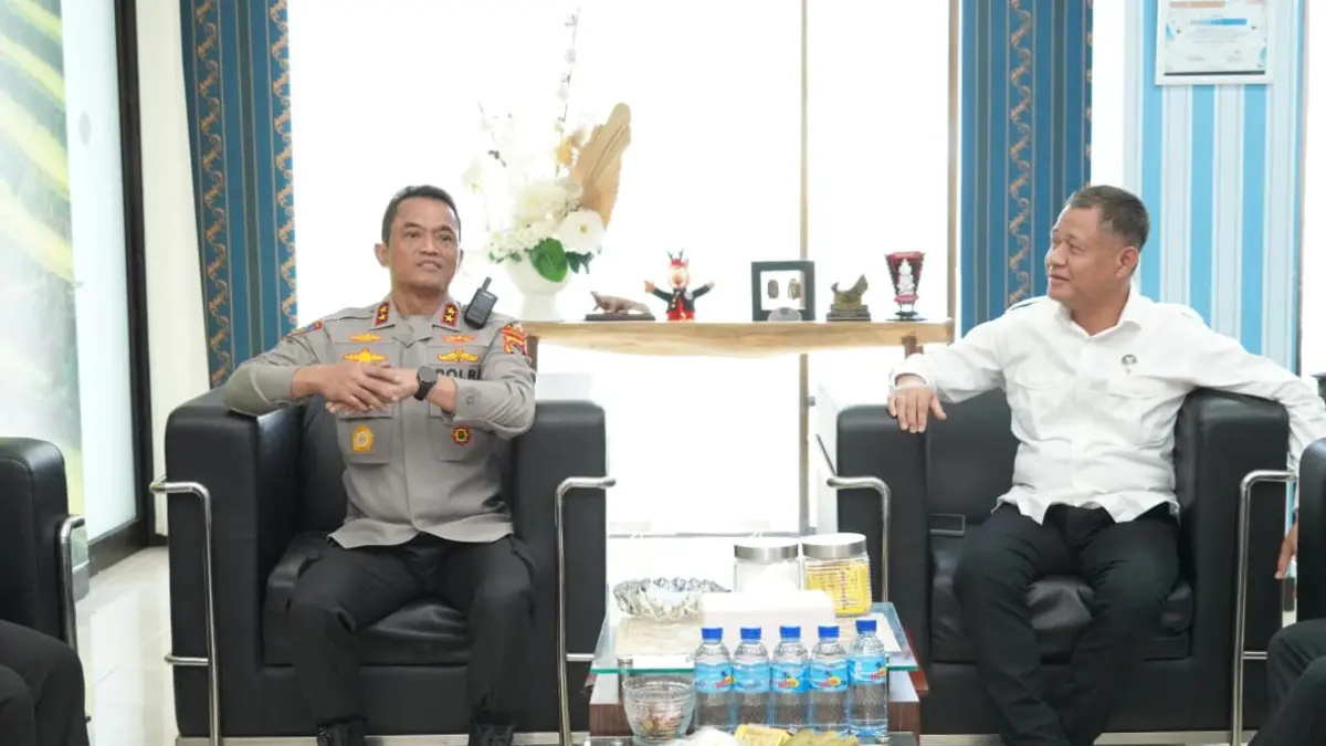 Kapolda NTB Irjen Pol. Kalingga Rendra Raharja (kiri) bertemu dengan Kepala BNN NTB Brigjen Pol. Marjuki.