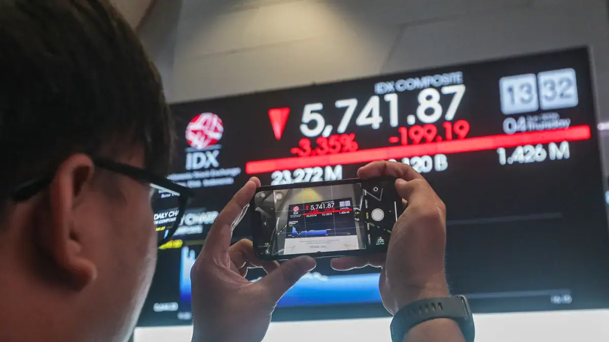 Karyawan berada di depan layar pergerakan Indeks Harga Saham Gabungan (IHSG) di Bursa Efek Indonesia, Jakarta, Kamis (4/6/2026). (Jawa Pos)