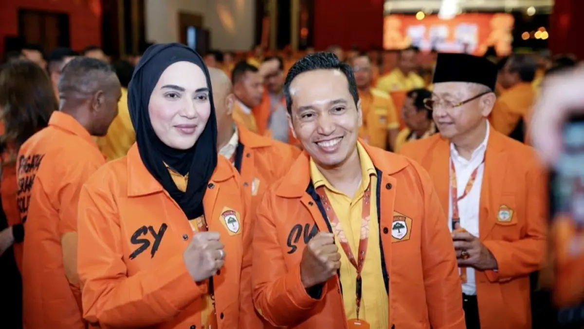 Ketua PDK Kosgoro 1957 NTB Firadz Pariska mengucapkan selamat kepada Ketua Umum PPK Kosgoro 1957 Sari Yuliati yang terpilih secara aklamasi, Sabtu (6/6).