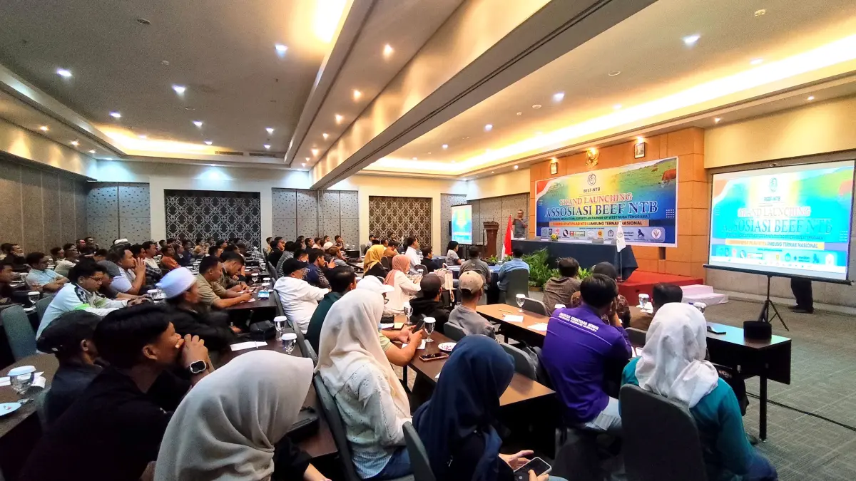 Ketua Umum BEEF NTB Rahmat Wahyudi (podium) menyampaikan pemaparan materi tentang Akselerasi NTB Menuju Lumbung Ternak Nasional di Ilira Hotel, Penujak, Praya Barat, Loteng, Minggu (7/6). (Dewi/Lombok Post) 