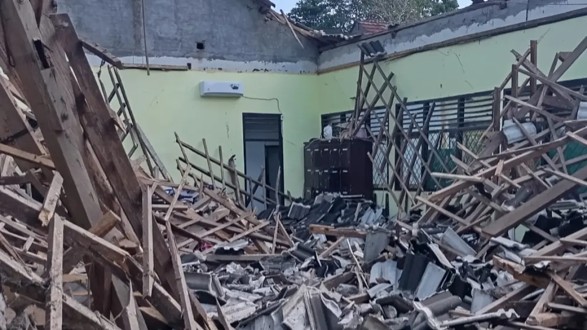 Kondisi salah satu ruang kelas SMAN 1 Lingsar yang roboh, Senin dini hari (8/6). (JAY/LOMBOK POST)