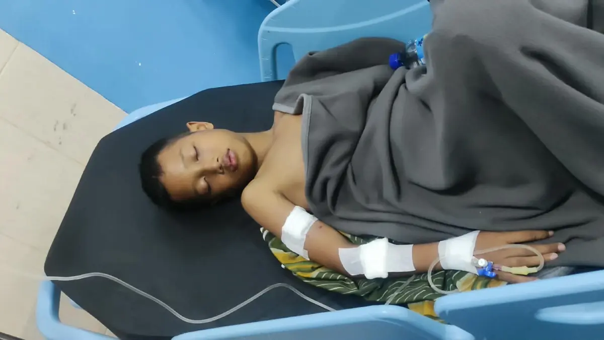 LUKA: Korban yang menjadi korban serangan enam anjing liar di Desa Pemenang Barat, mendapatkan perawatan insentif.