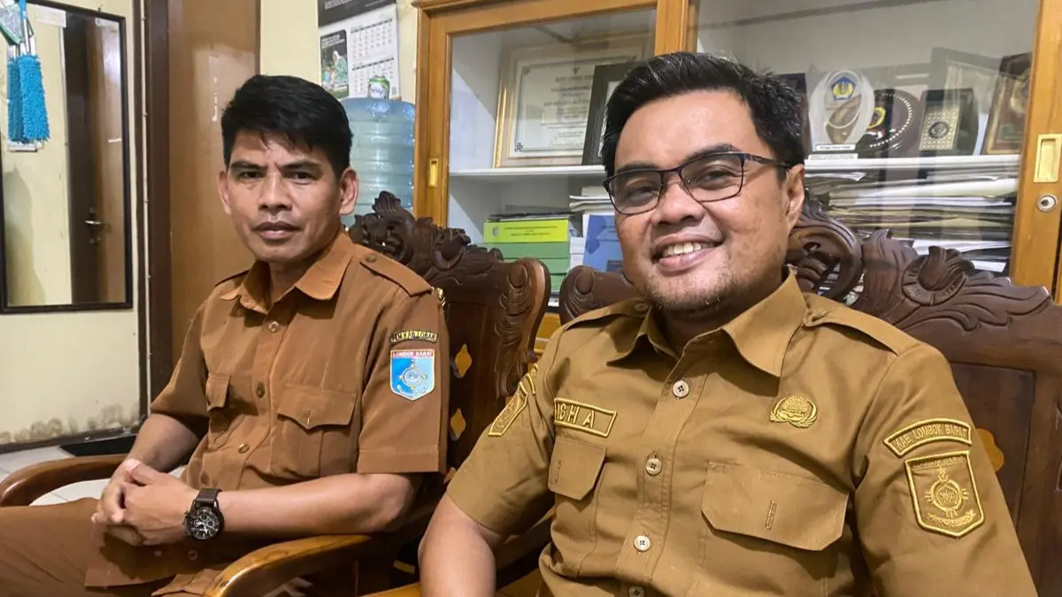 OPTIMALKAN PENDAPATAN: Kepala Bapenda Lombok Barat Lalu Agha Farabi (kanan) didampingi Kabid PBB Munawir saat memberikan penjelasan mengenai program penghapusan denda semua jenis pajak daerah yang berlaku hingga 30 Juni. 
