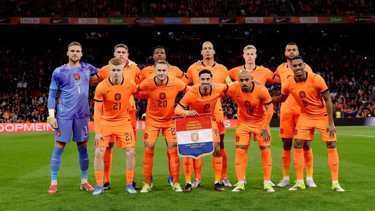 Para pemain Timnas Belanda berpose sebelum laga internasional. Berdasarkan analisis tren juara sepanjang sejarah, Belanda menjadi salah satu kandidat kuat peraih gelar Piala Dunia 2026. (X.com/@OnsOranje)