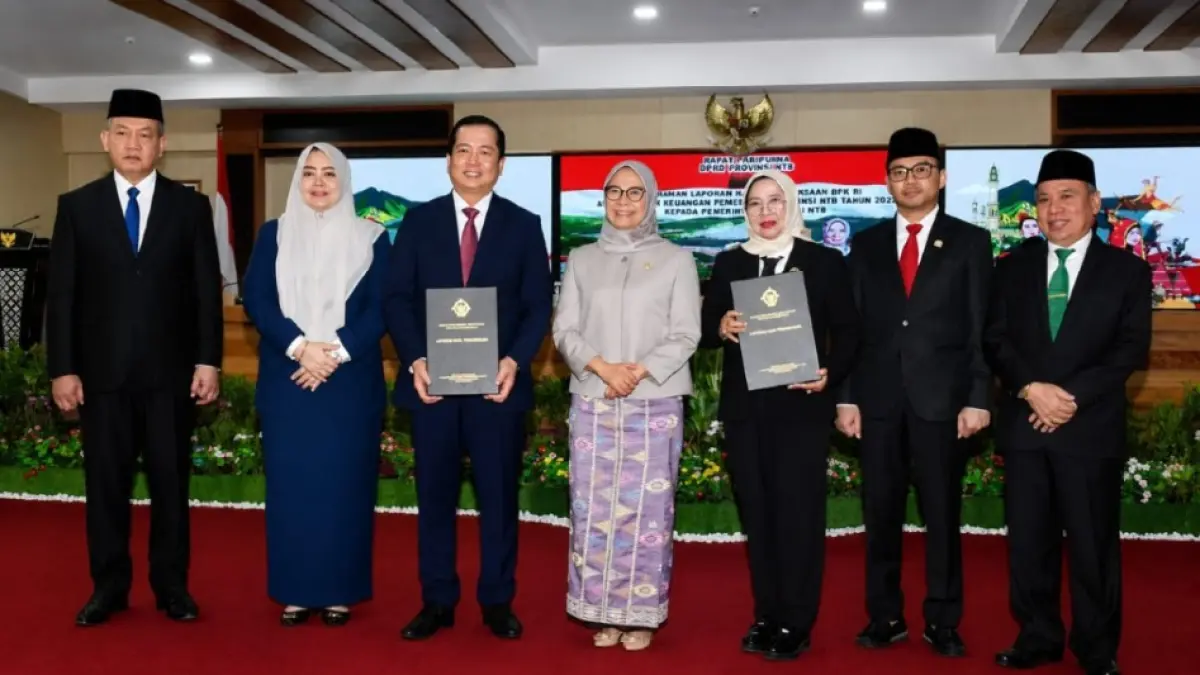 PARIPURNA: Gubernur NTB Lalu Muhamad Iqbal, Wagub NTB Indah Dhamayanti Putri, Ketua DPRD NTB, dan Ketua BPK RI saat Rapat Paripurna DPRD NTB di Ruang Rapat Utama Kantor Gubernur NTB, Jumat (5/6). (DISKOMINFOTIK NTB)