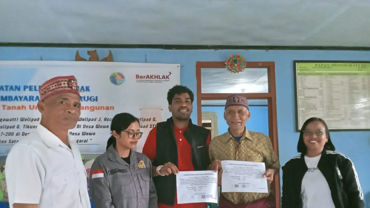 Perwakilan PT PLN UPP Nusra 2 Jack Jensenem (baju merah rompi hitam) bersama masyarakat penerima manfaat.