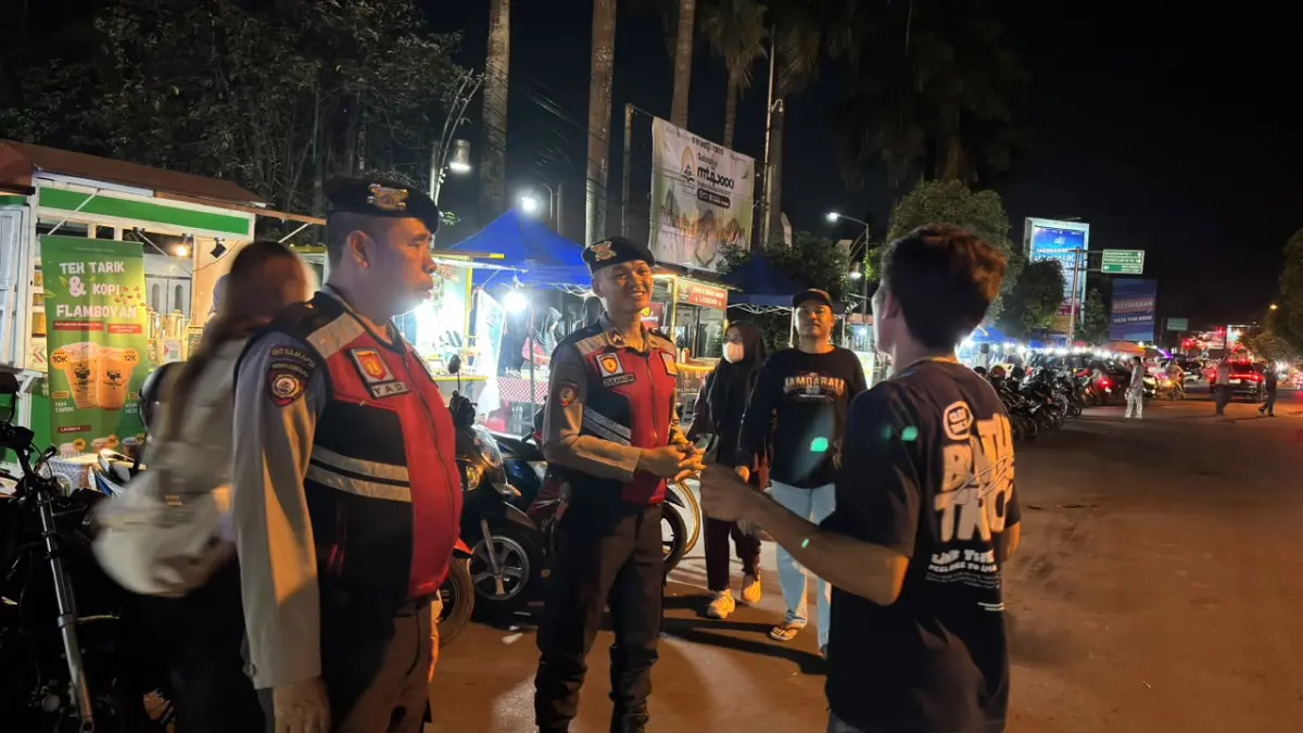 Sejumlah personel Polda NTB berjaga di salah satu titik rawan balap liar.