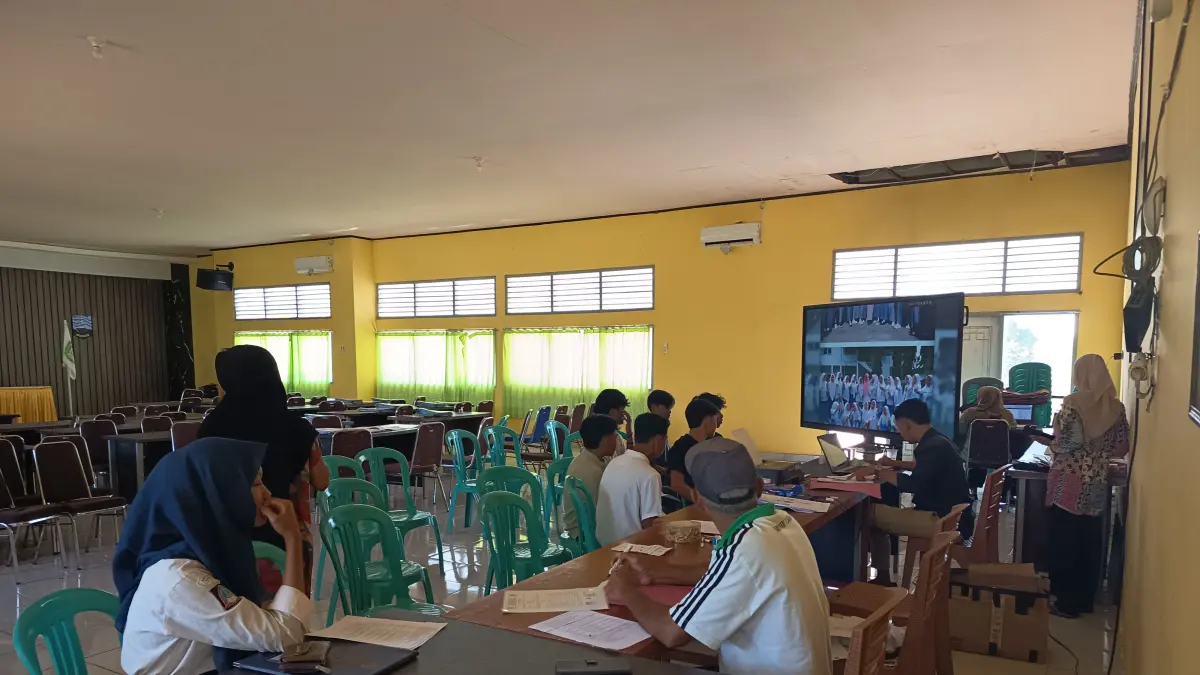 SISWA BARU: Sejumlah calon siswa sedang mendaftar di SMKN 1 Sakra pada SPMB tahun 2026.