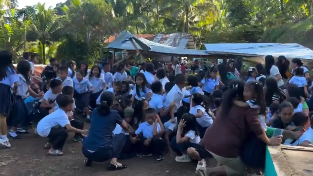 Siswa dan guru panik saat gempa bumi magnitudo 7,8 mengguncang, saat upacara bendera di SD Mahayahay, Barangay Kilalag, Malita, Filipina, Senin pagi (8/6). (IST/LOMBOK POST)