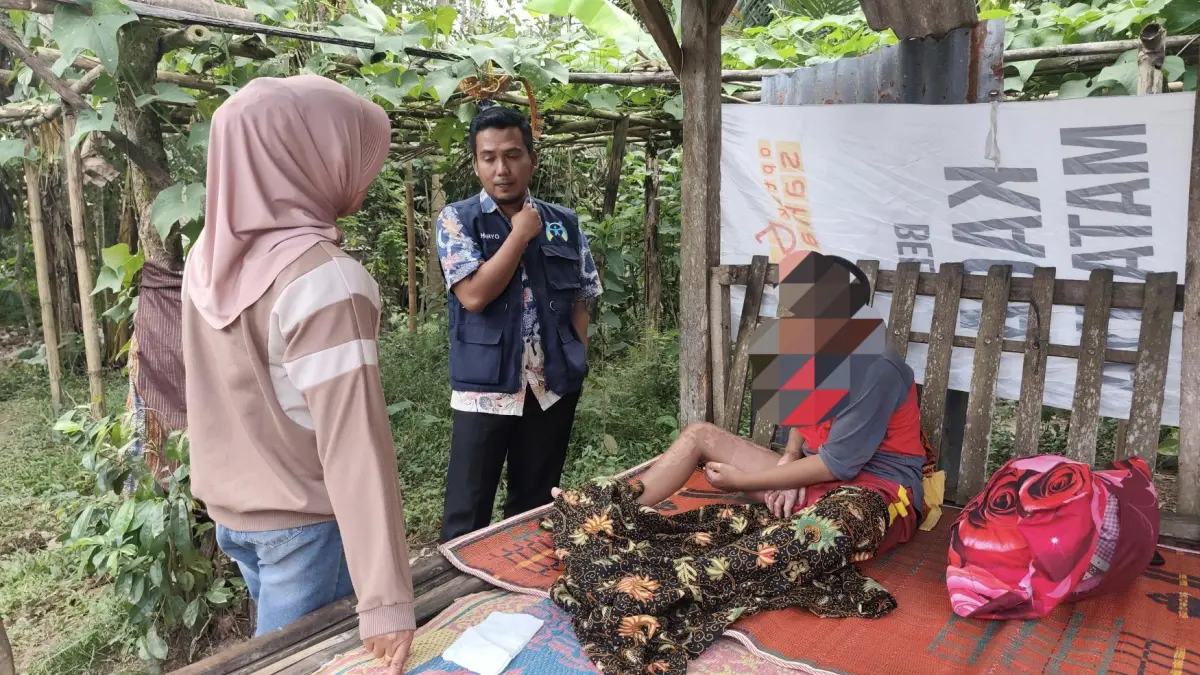 SUDAH DILAPORKAN: LPA Loteng saat menemui salah satu santri korban dugaan pembakaran oknum santri di kediaman korban, di Batukliang Utara, Loteng, pekan lalu. (Dewi/Lombok Post)