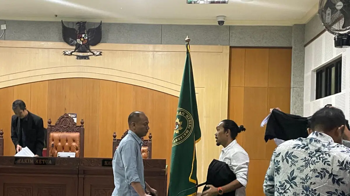 SUDAH DIPERIKSA JAKSA: Terdakwa Subhan berkoordinasi dengan penasihat hukumnya saat menjalani sidang di Pengadilan Tipikor Mataram, beberapa waktu lalu. (DOK LOMBOK POST)
