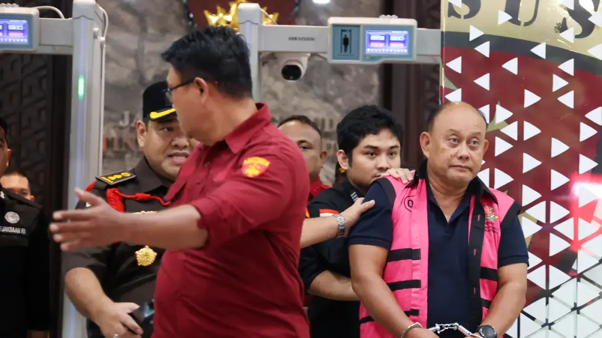 Tersangka dugaan tindak pidana korupsi tata kelola program Makan Bergizi Gratis (MBG) pada Badan Gizi Nasional (BGN) Dadan Hindayana berada di dalam mobil tahanan di Kejaksaan Agung, Jakarta, Rabu (3/6/2026). (JawaPos)