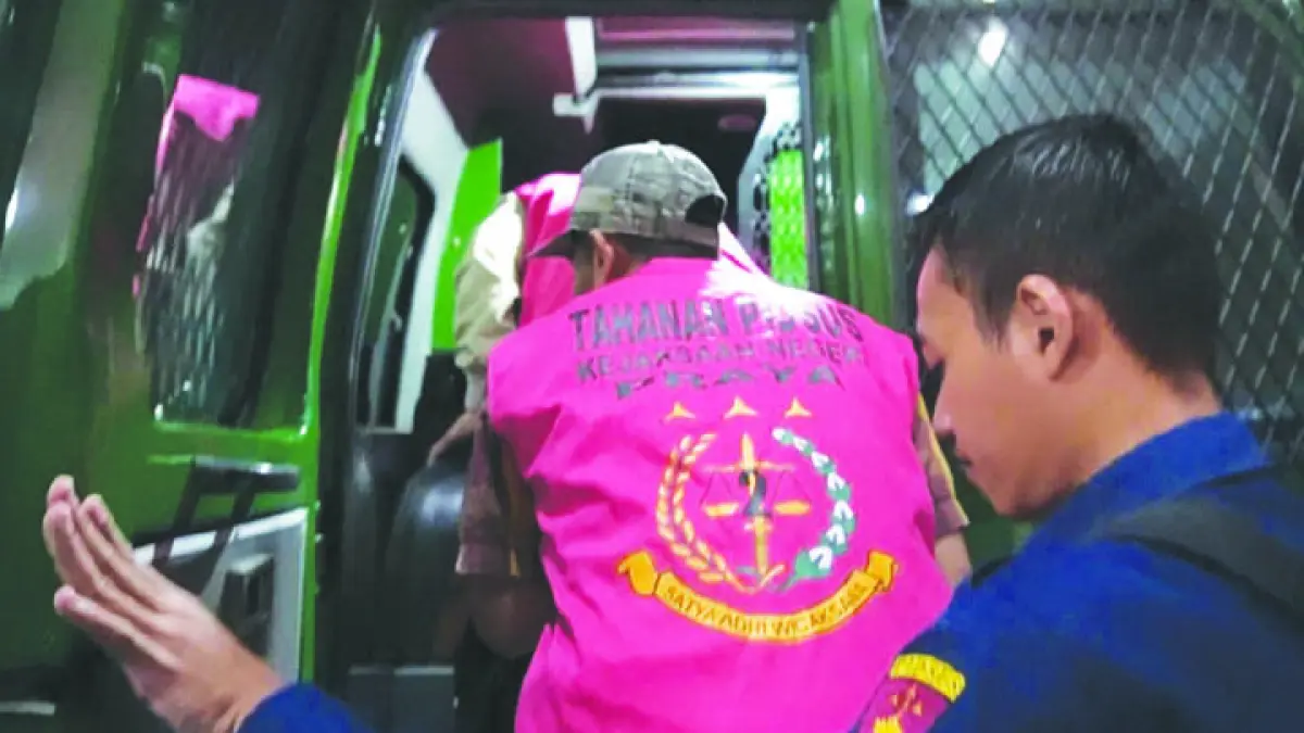 TETAP TERBUKTI BERSALAH: Para terdakwa korupsi proyek jalan TWA Gunung Tunak Loteng digiring ke mobil tahanan, beberapa waktu lalu. (DOK LOMBOK POST)

