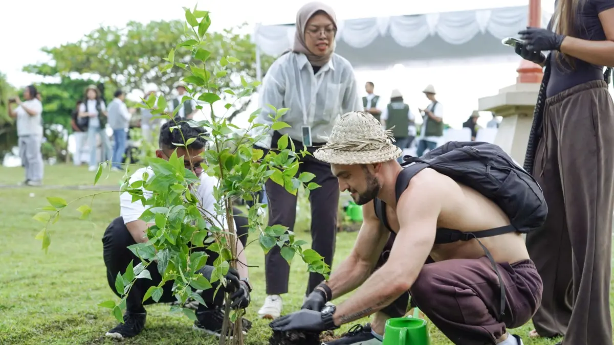 WISATA HIJAU: Sejumlah wisatawan turut serta menanam pohon di KEK Mandalika, Kuta, Pujut, Loteng, Minggu (7/6). (Dewi/Lombok Post) 