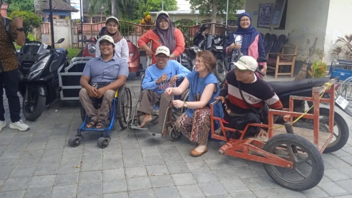 AKRAB: Perwakilan Kedubes Australia berbincang dengan penyandang disabilitas di halaman Samsat Lombok Barat. (Wahyu/Lombok Post) 