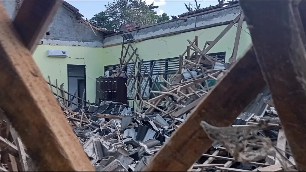 AMBRUK: Ruang guru SMAN 1 Lingsar ambruk pada Minggu dini hari (7/6). Gedung ini dibangun melalui proyek DAK tahun 2006.

