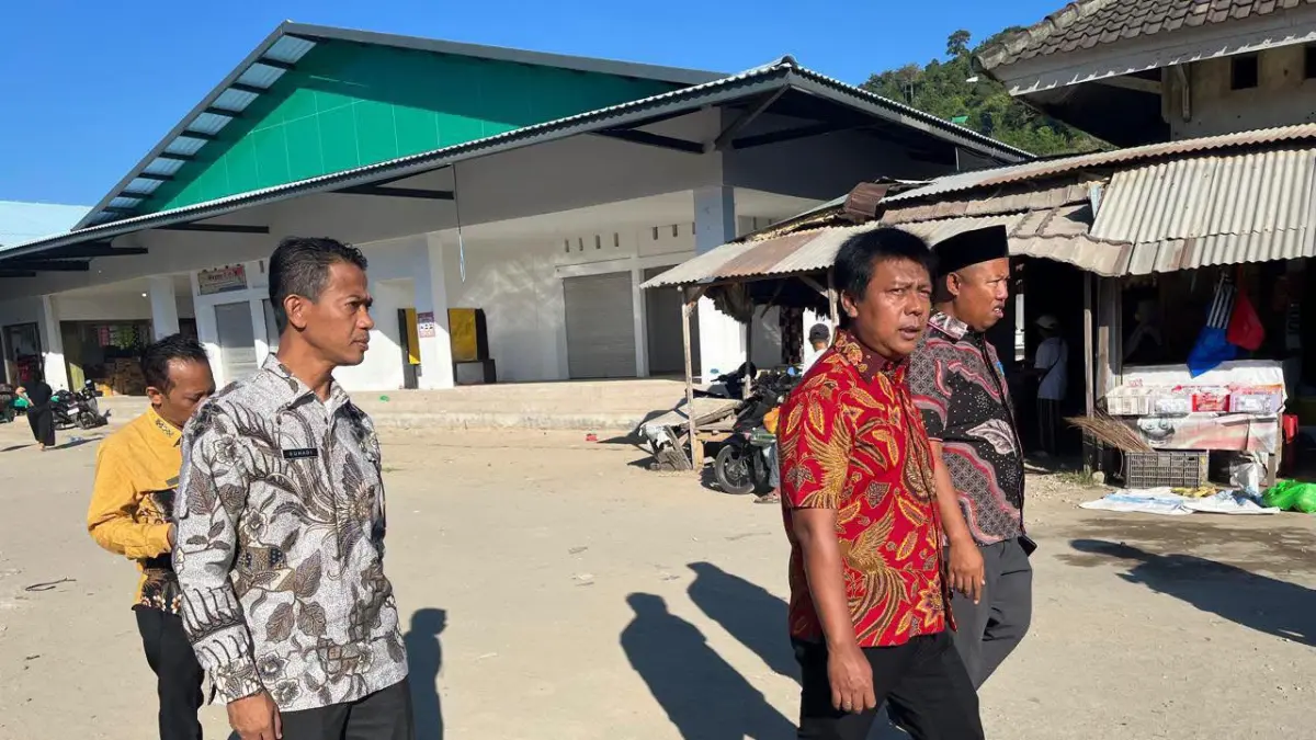 Bupati KSB Amar Nurmansyah didampingi Kepala Beppeda Suhadi, dan Kadis Koperindag Suryaman saat meninjau langsung pasar Tana Mira, beberapa hari lalu.