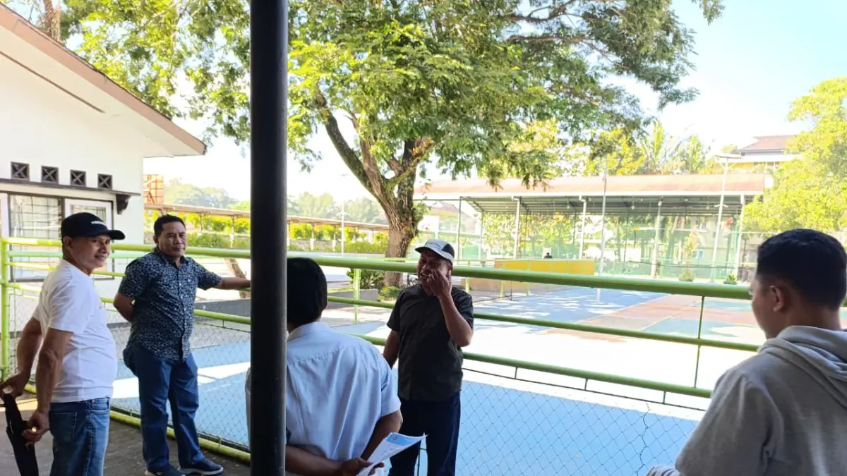 CEK VENUE: Ketua PWI NTB Ahmad Ikliluddin bersama Panitia Porwarda NTB mengecek venue untuk sejumlah cabor yang akan dipertandingkan di Unram, Selasa (9/6).