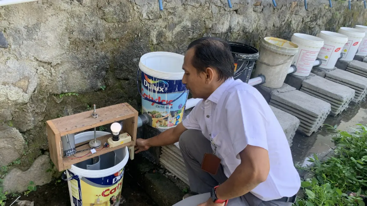 Chaero guru SMPN 16 Mataram yang mengubah bekas air wudhu jadi energi listrik. 