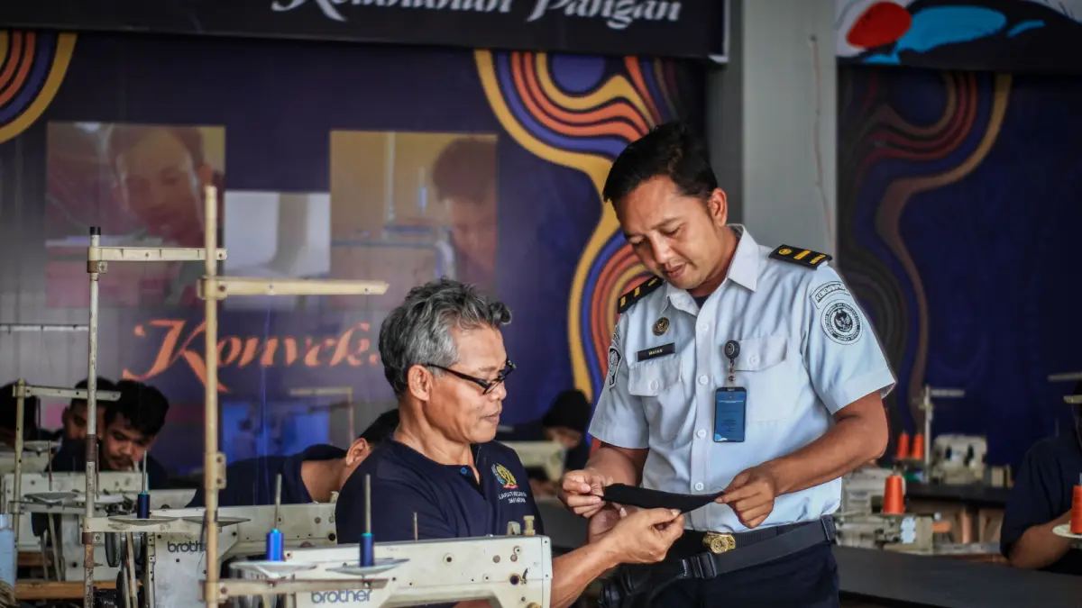 DAPAT PELATIHAN: Sebanyak 28 warga binaan Lapas Kelas II A Lobar mendapatkan pelatihan konveksi.
