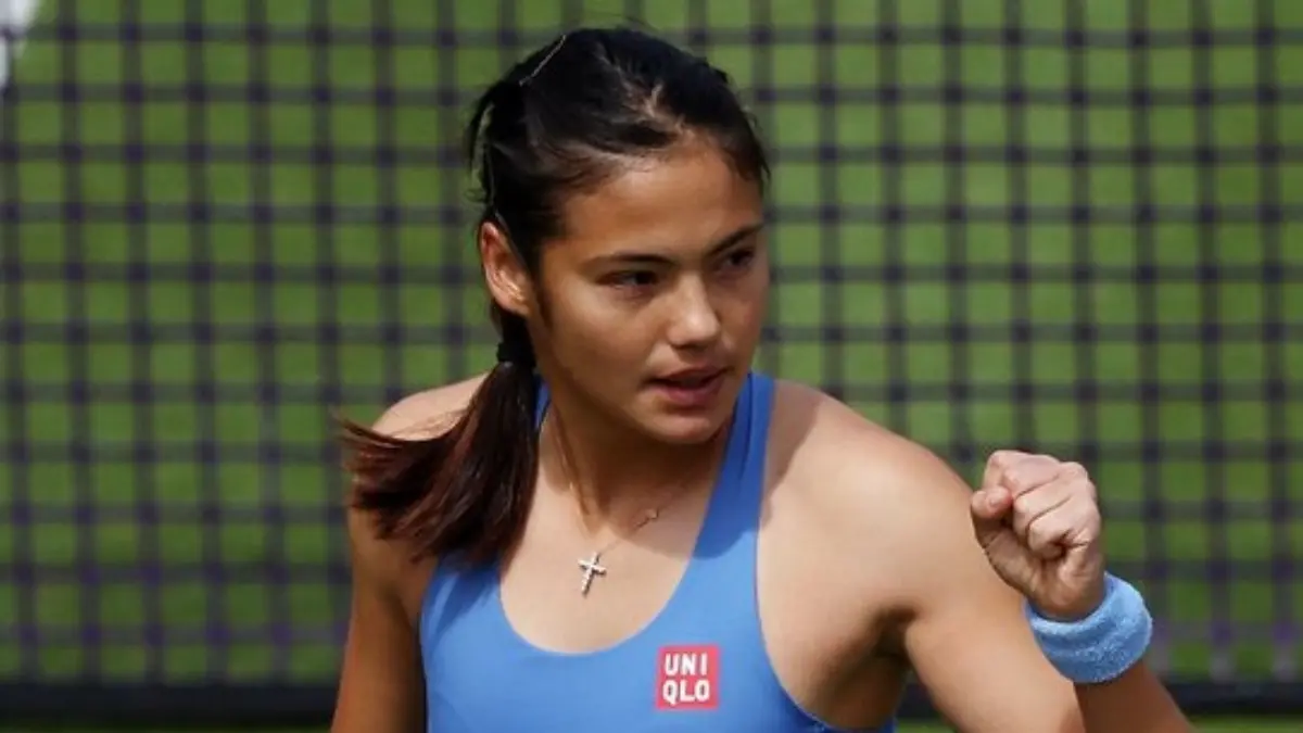 Emma Raducanu menang telak di Queen